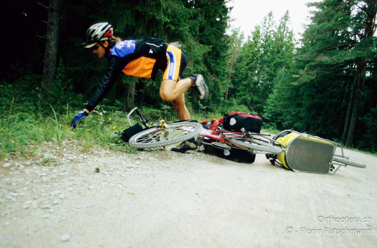 11.08.2004 Florin stürtzt am zweiten Reisetag im Lahemaa Nationalpark. Zu Schaden kommt ausser dem Drahtesel niemand. Estland