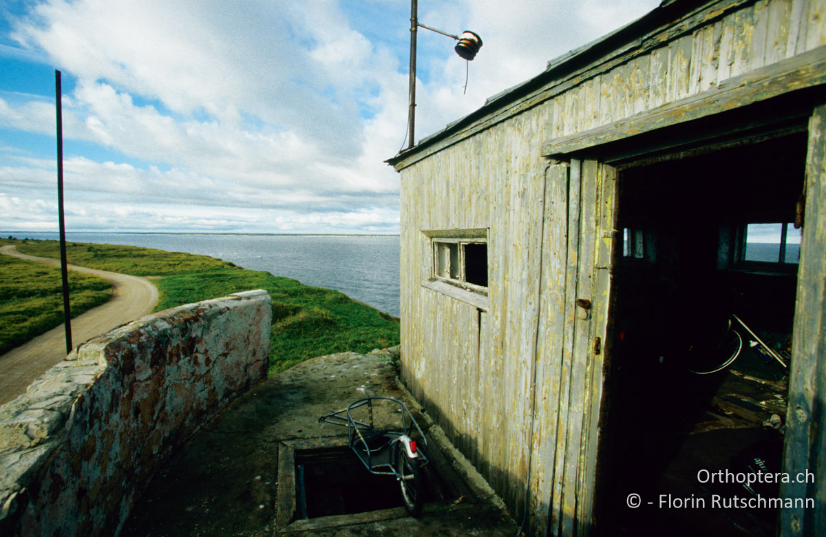 16.08.2004 Übernachten in luftiger Höhe. Blick vom Wachturm bei Paldiski auf die vorgelagerten Pakri-Inseln. Estland