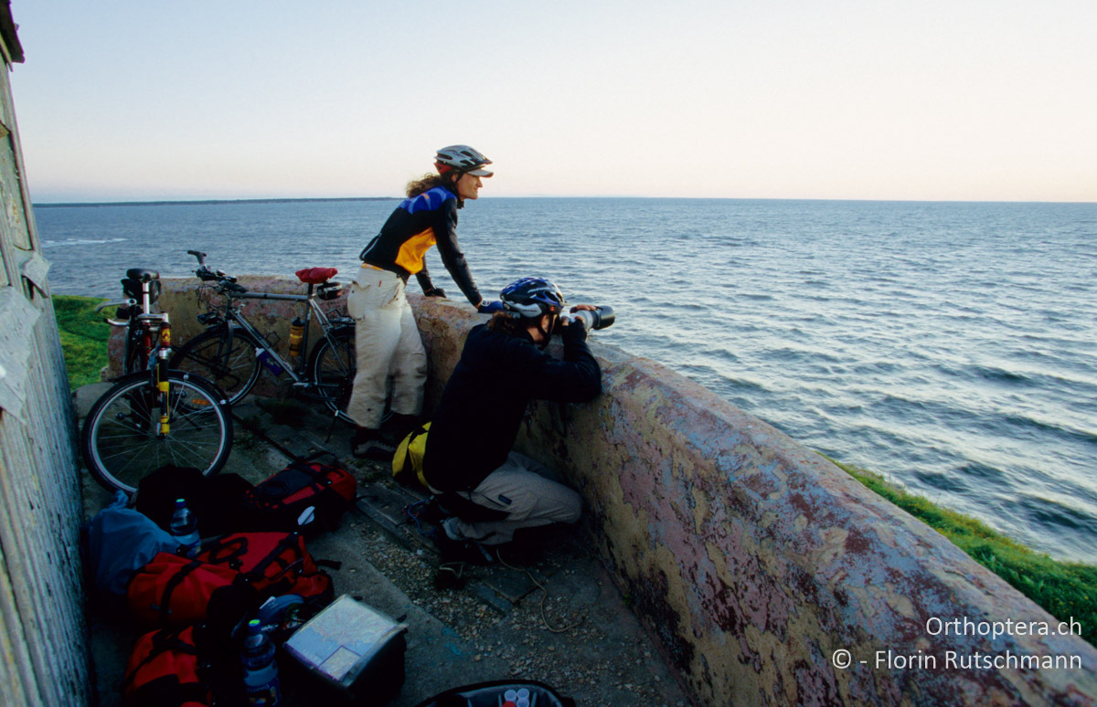 15.08.2004 Wir geniessen die Fernsicht auf das Meer, die vorgelagerten Inseln und die Abendsonne auf dem Wachturm bei Paldiski. Estland