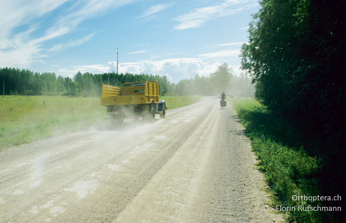 16.08.2004 Unterwegs in schönen Landschaften, die hin und wieder durch staubigen Nebel getrübt werden. Estland