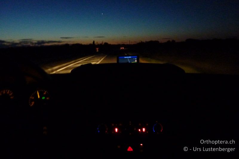 Vor Sonnenaufgang bereits im Bus unterwegs zur Frühexkursion in die Crau - FR, Crau, 08.07.2014