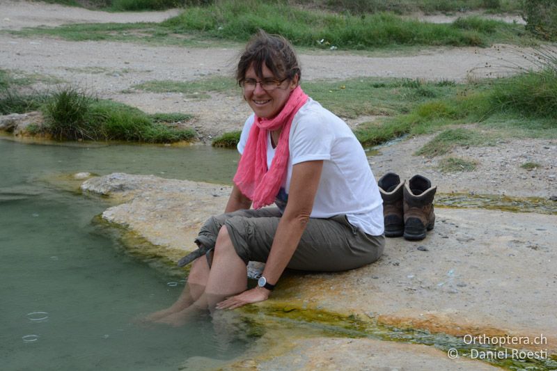 Martina geniesst das 40°C heisse Wasser - BG, Blagoewgrad, Rupite, 13.07.2018