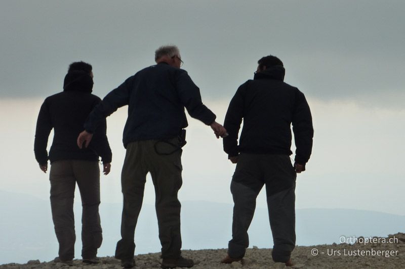 Im harten Gipfelwind des Mont Ventoux probt Jean-Jacques das Fliegen, sekundiert durch Anna und Christian - FR, Mont Ventoux, 04.07.2014