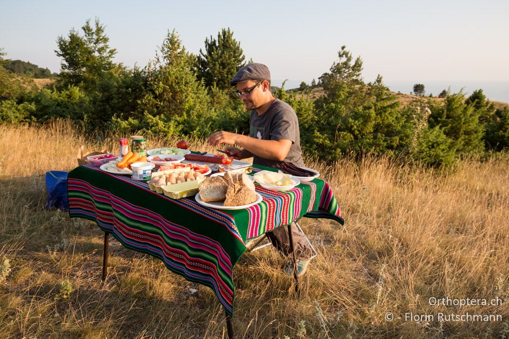 Christian beim Vorbereiten des Abendbuffets - HR, Istrien, Mala Učka, 20.07.2015