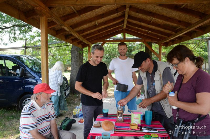 Florin serviert Kaffee - BG, Chaskowo, Matochina, 09.07.2018