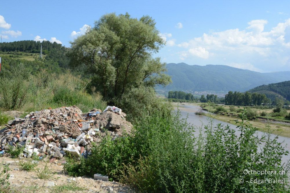 Auf dem Weg nach Melnik (BG) am Struma gehalten, leider wird die herrliche Flusslandschaft durch Bauschutt beeinträchtigt, 11.07.2018