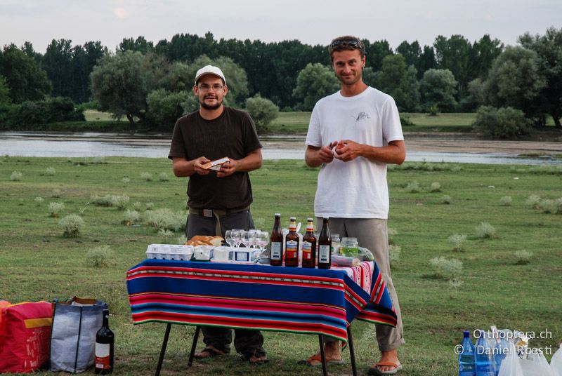 Die Leitung lädt zum Essen ein. Am Ufer des Strimonas - GR, Zentralmakedonien, Kerkini, 08.07.2013